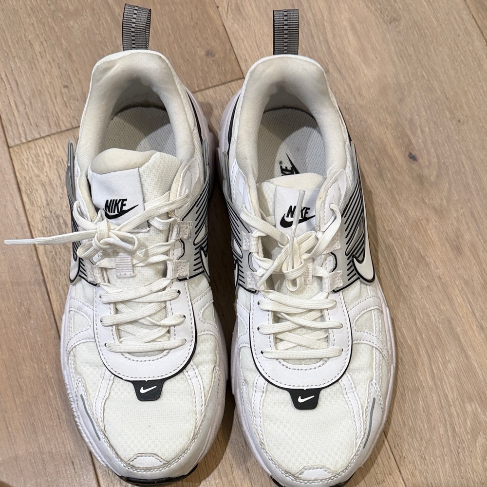 Nike White and Black Athletic Shoes - Picture 1 of 2